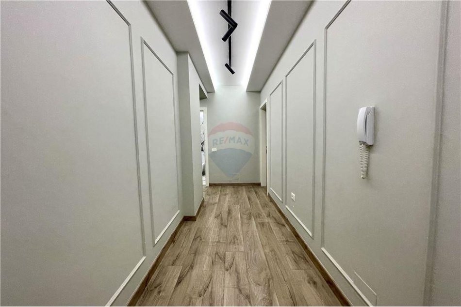 Tirane, shitet apartament 2+1, Kati 8, 175 m² 200,000 € (Apartament luksoz ne shitje, 2+1 me verande ne fillim te rruges &quot;5 Maji&quot;!)