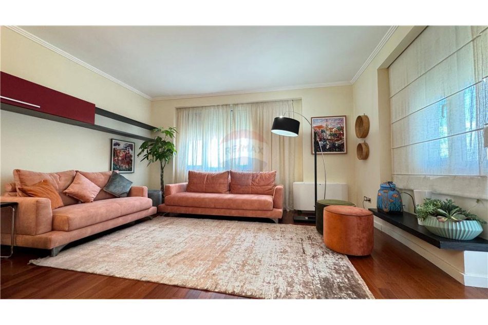 Tirane, jepet me qera apartament 2+1, Kati 7, 120 m² 800 € (Apartament 2+1+post parkimi per qira tek Ish Ekspozita!)