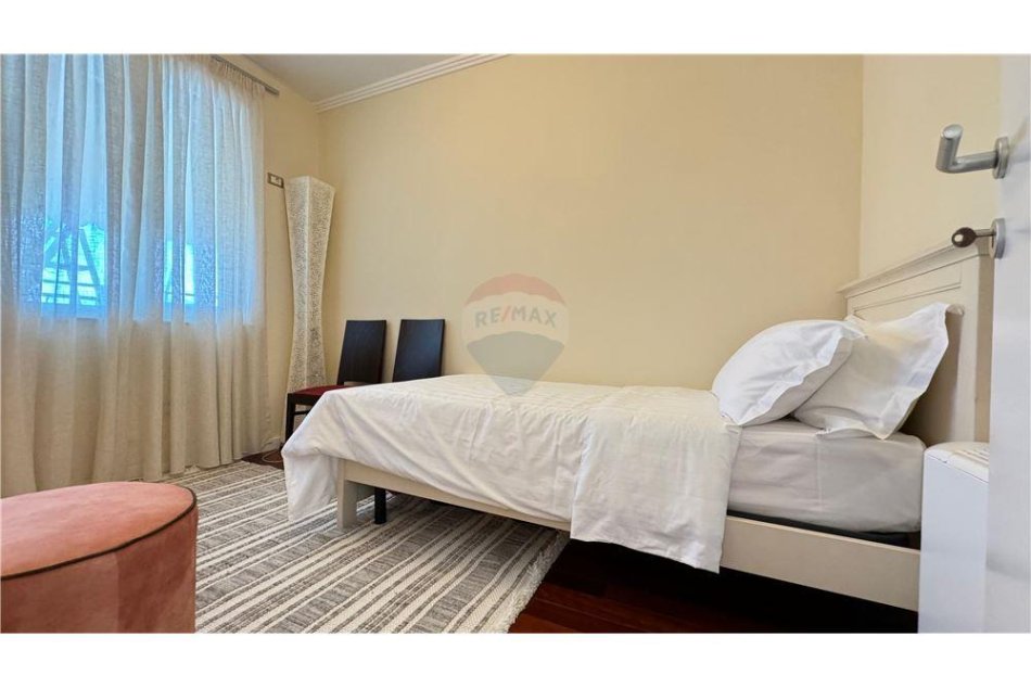 Tirane, jepet me qera apartament 2+1, Kati 7, 120 m² 800 € (Apartament 2+1+post parkimi per qira tek Ish Ekspozita!)
