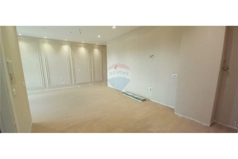 Tirane, jepet me qera zyre , Kati 3, 101 m² 800 € (Jepet me qira zyre tek rreth rrotullimi Kinostudio)
