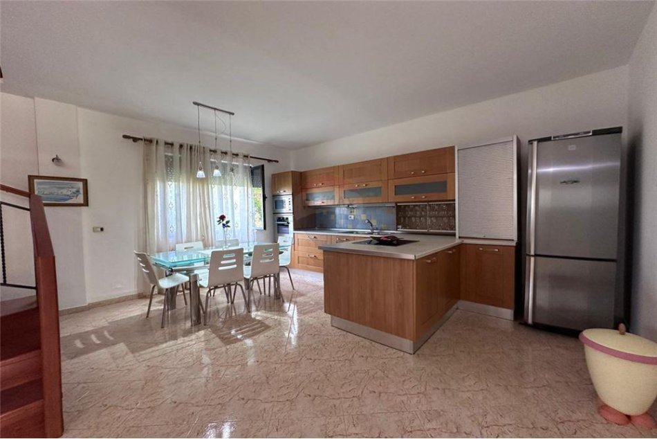Tirane, jepet me qera 2+1, Kati 2, 160 m² 600 € (Jepet me qira apartament 2+1+2)