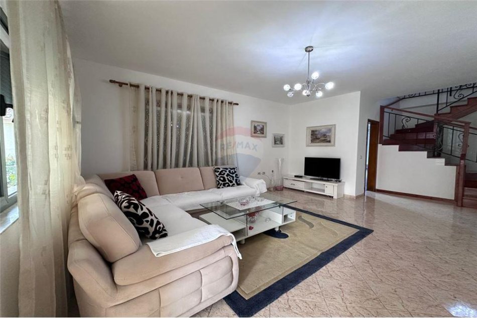 Tirane, jepet me qera 2+1, Kati 2, 160 m² 600 € (Jepet me qira apartament 2+1+2)