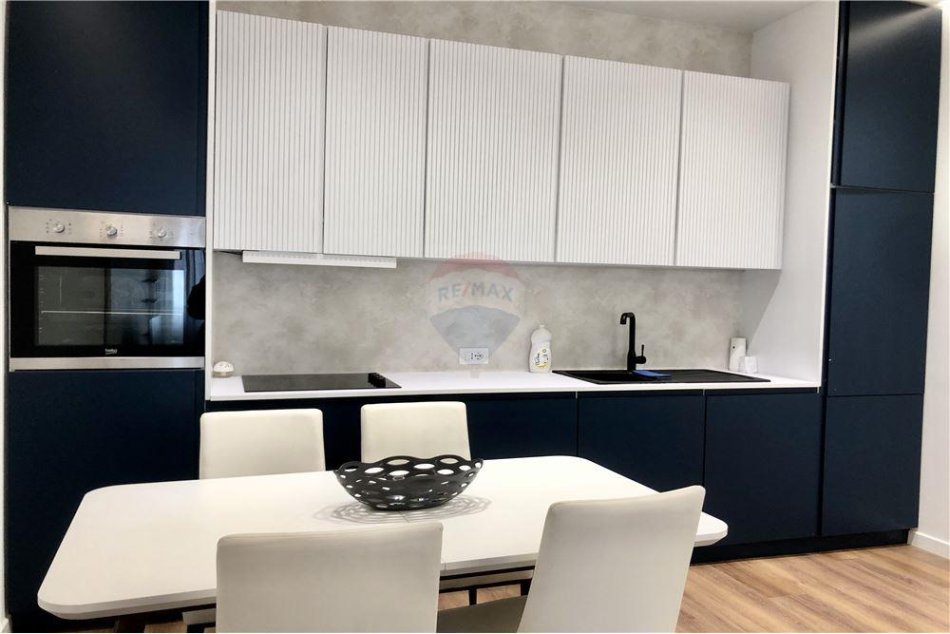 Tirane, jepet me qera 1+1 Kati 9, 65 m² 800 € (APARTAMENT 1+1 ME QIRA TEK ARLIS,SQUARE 21)