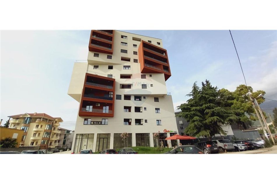 Tirane, jepet me qera ambjent biznesi Kati 3, 110 m² 550 € (Jepet me qira ambjent per zyra tek rreth rrotullimi i Kinostudios)