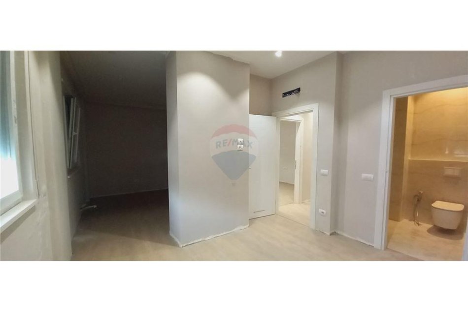 Tirane, jepet me qera ambjent biznesi Kati 3, 110 m² 550 € (Jepet me qira ambjent per zyra tek rreth rrotullimi i Kinostudios)