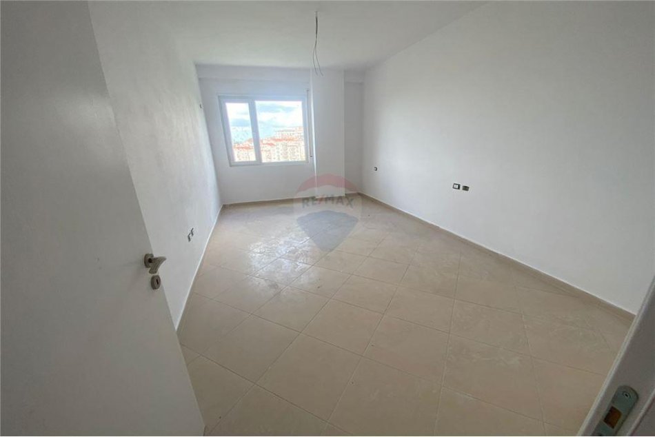 Shitet apartament 2+1 tek Fresku prane Hotel Gaxherrit per 98.000 Euro