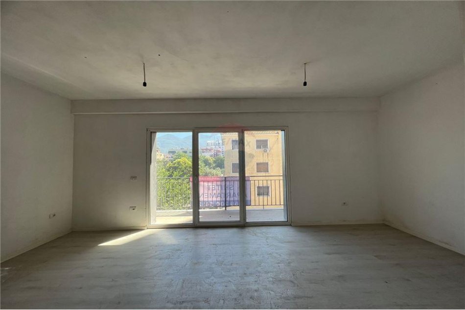 Tirane, shitet apartament 2+1 Kati 2, 102 m² 160.000 € (Apartament 2+1+2 Ngjitur me Emerald Center!)