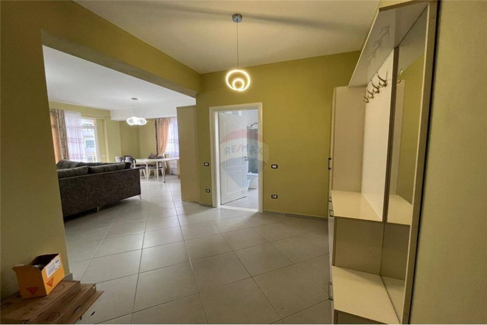 Tirane, jepet me qera apartament 2+1 Kati 2, 124 m² 500 € (JEPET 2+1 ME QIRA PRANE KOLEGJIT WISDOM!)