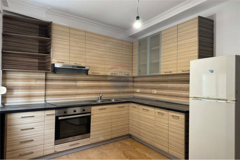 Tirane, jepet me qera apartament 3+1 Kati 5, 124 m² 500 € (rruga Milto Sotir Gura)