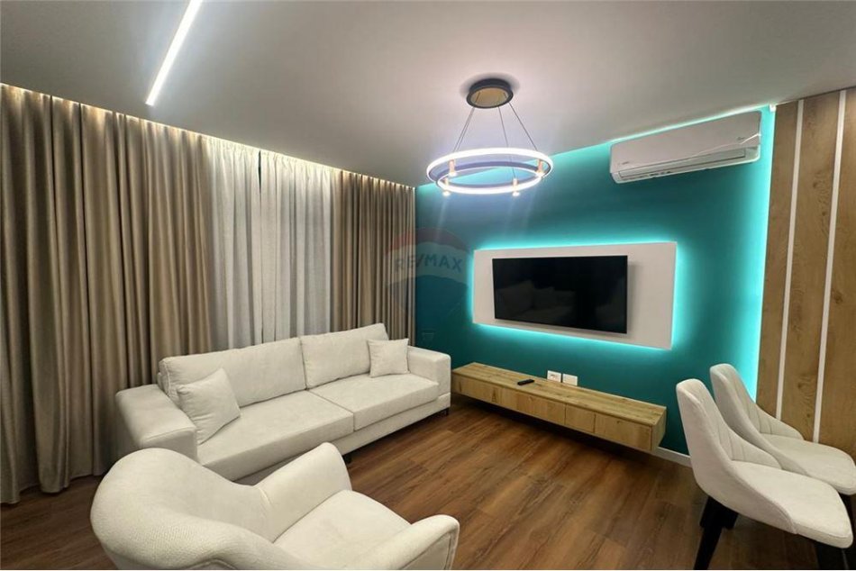 Tirane, jepet me qera apartament 2+1+Ballkon Kati 4, 100 m² 700 € (Green City)