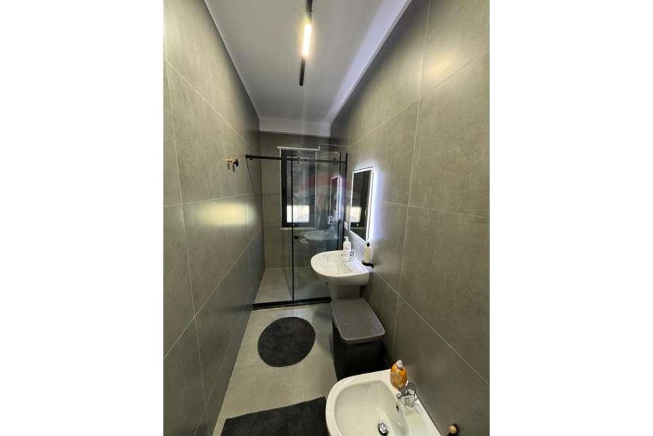 Tirane, jepet me qera apartament 1+1+Ballkon Kati 6, 76 m² 800 € (Rruga e Barrikadave)