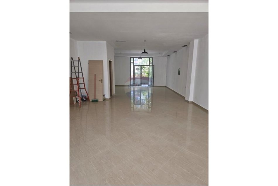 Tirane, jepet me qera ambjent biznesi Kati 1, 120 m² 800 € (JEPET AMBJENT BISNESI ME QIRA PERBALL DELIORGJIT)