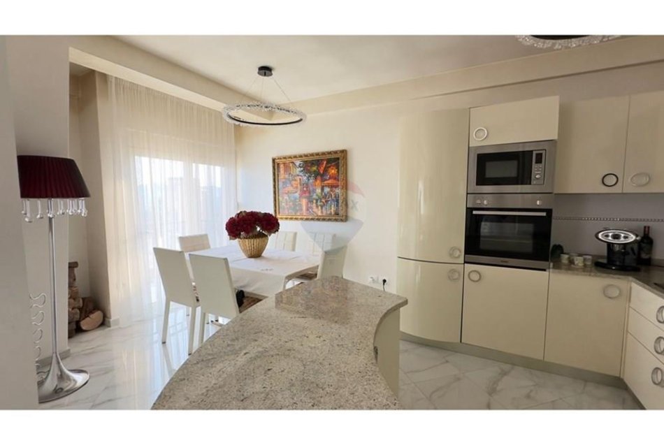 Tirane, shes apartament 2+1+Ballkon Kati 9, 112 m² 265.000 € (Pazari i Ri)