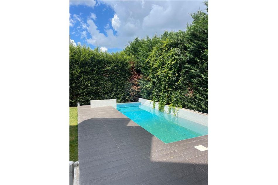 Tirane, jepet me qera 5+1+Aneks+Ballkon Kati 0, 900 m² 4.000 € (Mju Bathore)