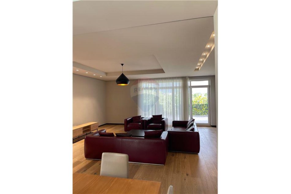 Tirane, jepet me qera 5+1+Aneks+Ballkon Kati 0, 900 m² 4.000 € (Mju Bathore)