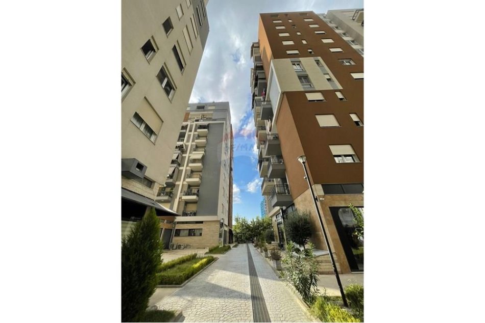 Tirane, shes 1+1 Kati 10, 74 m² 125.002 € (Fusha e Aviacionit)