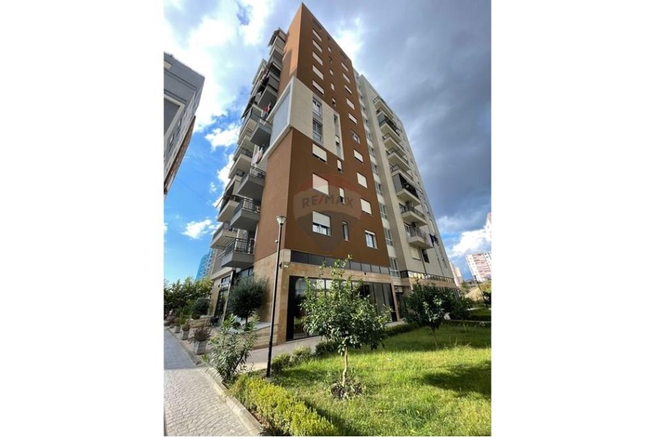 Tirane, shes 1+1 Kati 10, 74 m² 125.002 € (Fusha e Aviacionit)