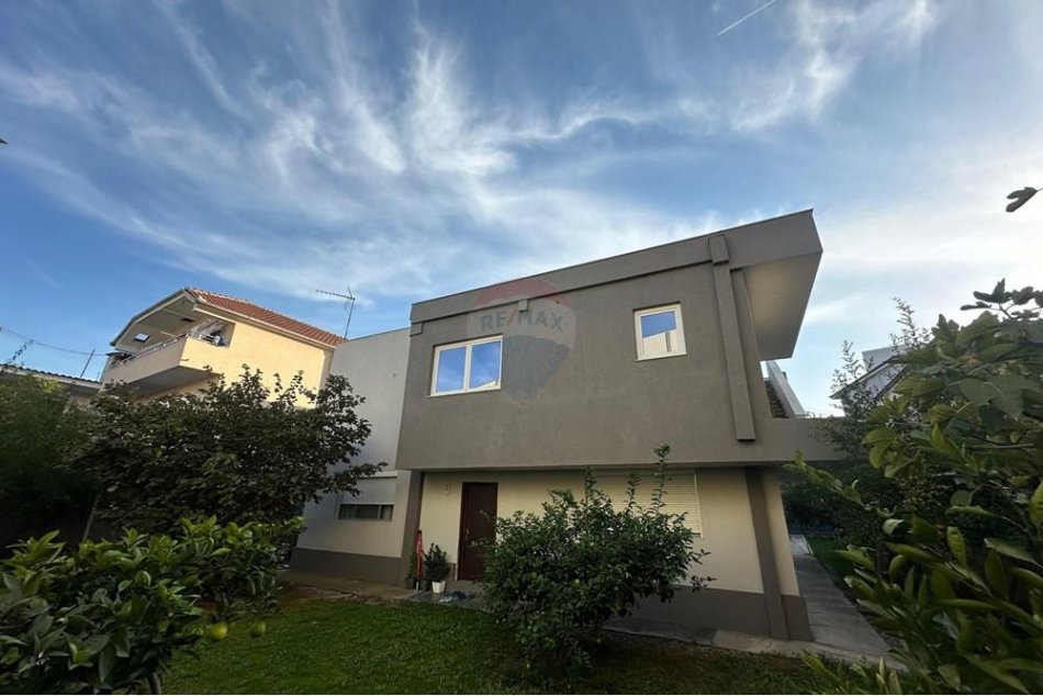 Tirane, jepet me qera Vile 2 Katshe , 310 m² (SAUK)