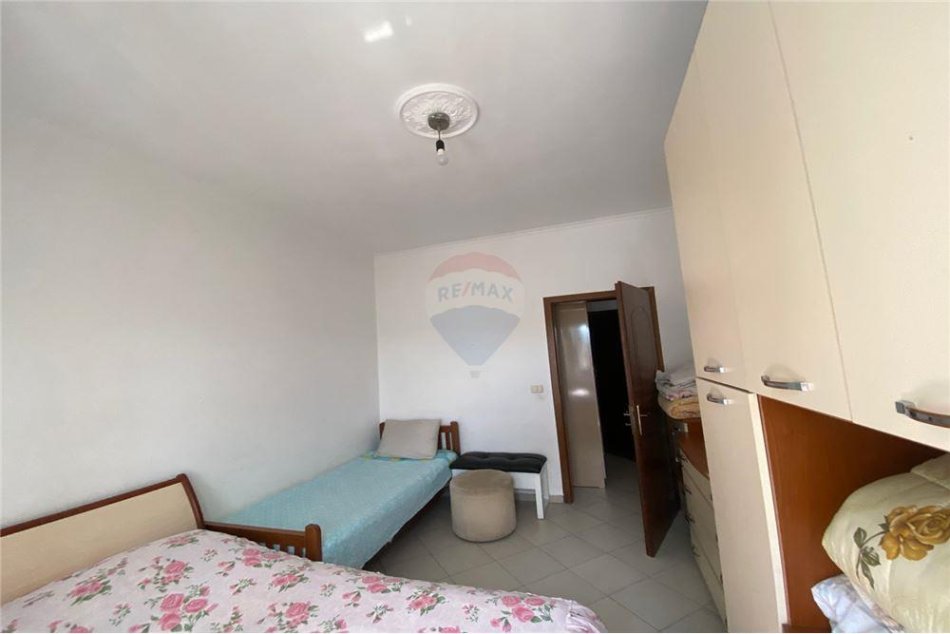 Tirane, jepet me qera apartament 1+1 Kati 7, 50 m² 300 € (Mezeze afer Teuta COMPANY)