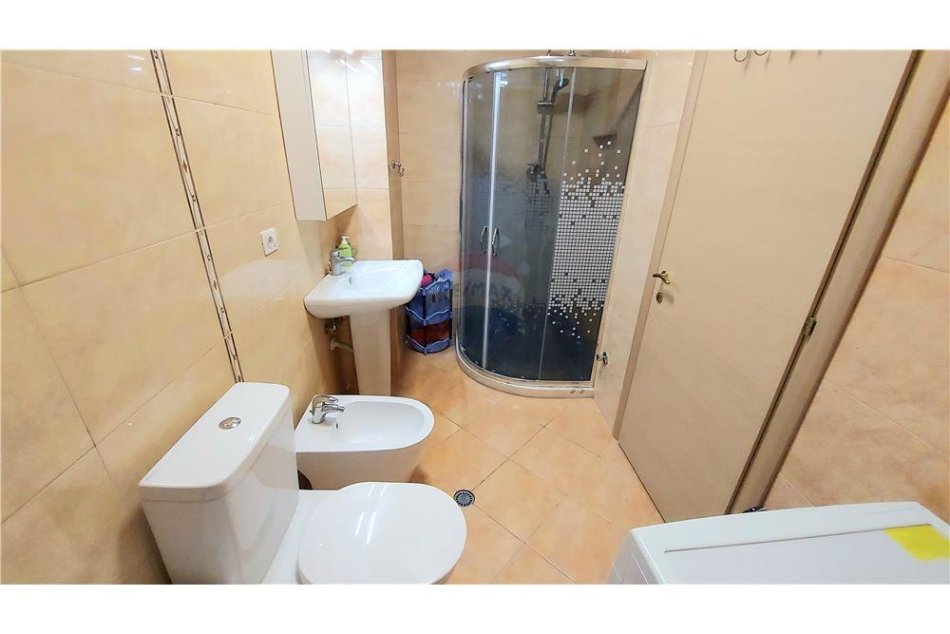 Tirane, jepet me qera apartament 2+1+Ballkon Kati 2, 71 m² 550 € (Liqeni i Thate)