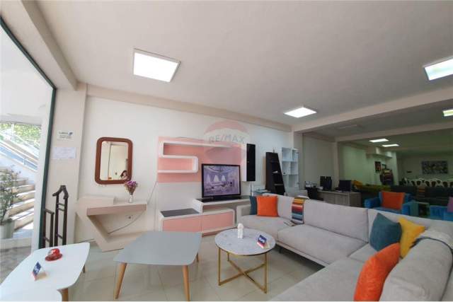 Tirane, shitet dyqan Kati 0, 137 m² 280.000 Euro (Ish ekspozita)