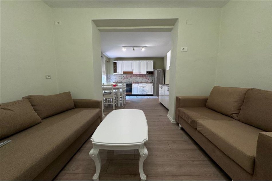 Tirane, jepet me qera 3+1 Kati 2, 100 m² 600 € (Apartament 3+1 me qira Xhamlliku!)