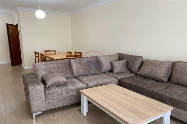 Tirane, jepet me qera apartament 2+1 Kati 7, 99 m² 420 Euro (Laprak)