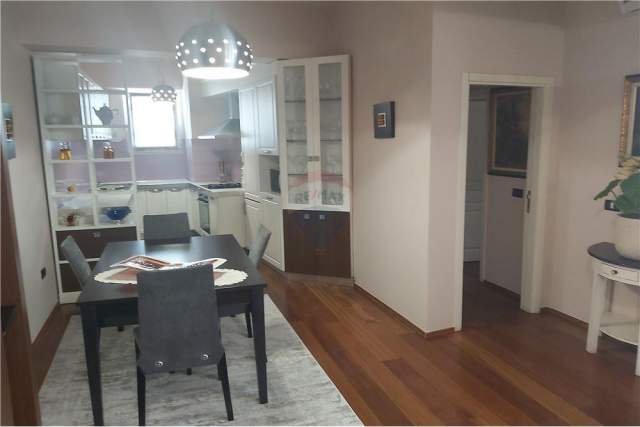 Tirane, shitet apartament 2+1 Kati 3, 170.000 Euro (Komuna e Parisit)