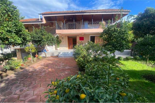 Tirane, jepet me qera Vile 4+1+BLK Kati 3, 248 m² 1.200 Euro (Te dogana Laprakee)