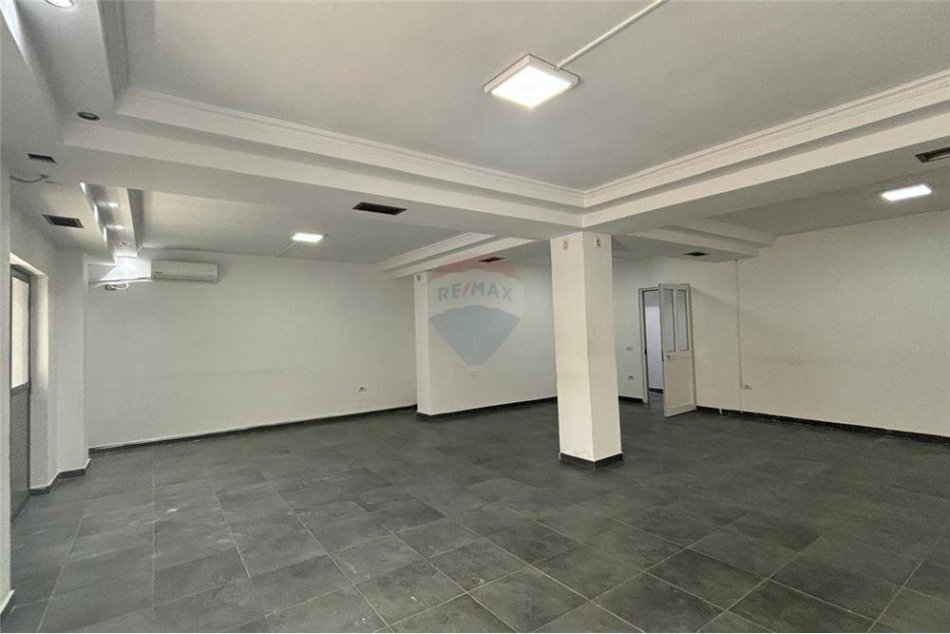 Tirane, jepet me qera zyre Kati 3, 150 m² 1.500 € (MYSLYM SHYRI)