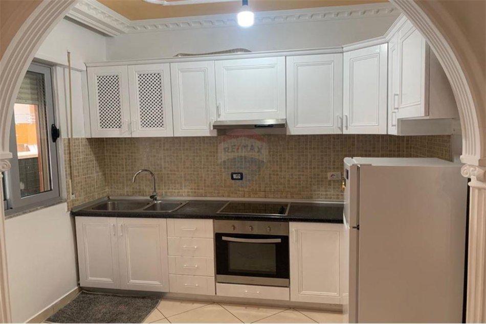 Tirane, jepet me qera apartament 2+1 Kati 4, 116 m² 500 € (LIQENI I THATE)