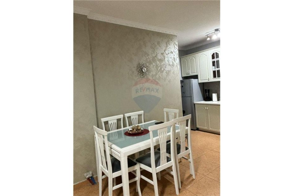 Tirane, jepet me qera apartament 2+1, , 78 m² 550 € (fusha e aviacionit)