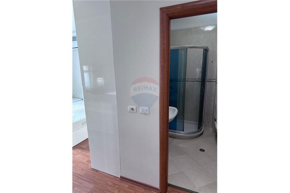 Tirane, jepet me qera apartament 3+1, , 125 m² 650 € (Komuna e Parisit)