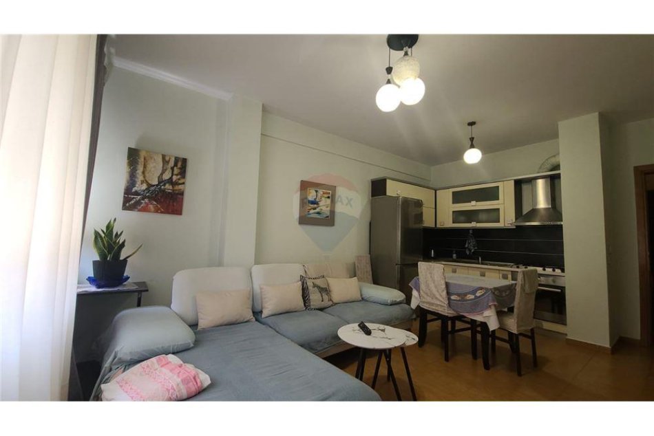Tirane, jepet me qera apartament 1+1 Kati 2, 65 m² 500 € (Rruga Ndrek Luca)