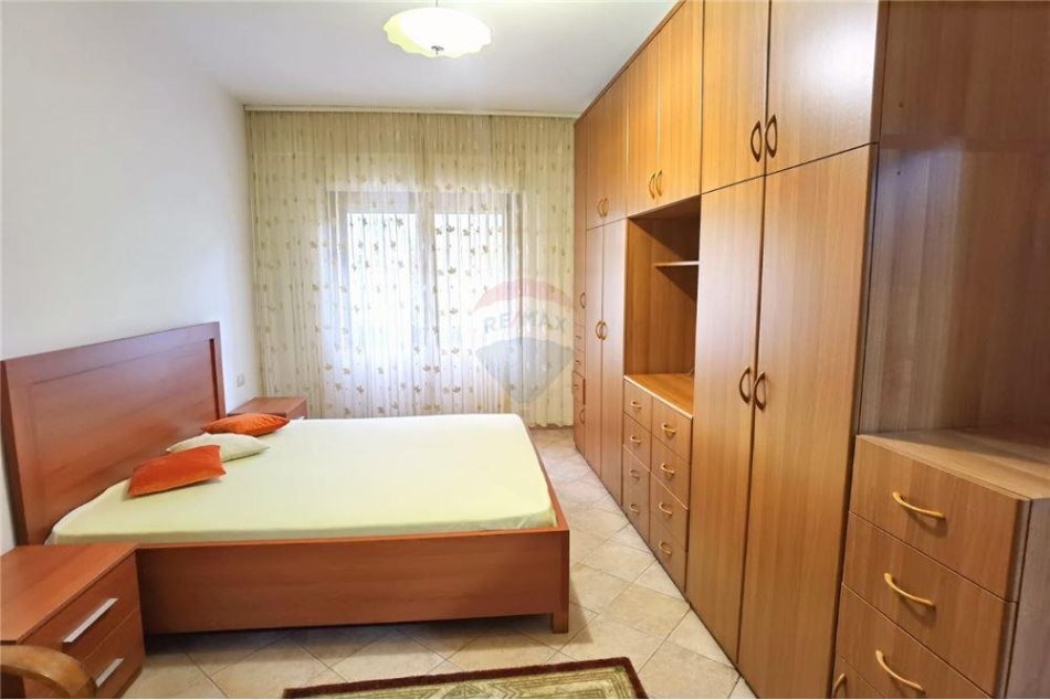Tirane, jepet me qera apartament 1+1+Ballkon Kati 2, 70 m² 520 € (Komuna e Parisit - Lulishtja)
