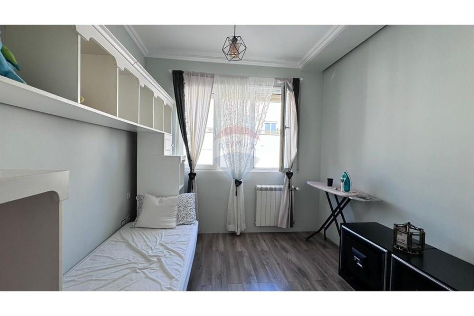 Tirane, jepet me qera apartament 1+1+Aneks+Ballkon , 90 m² 500 € (Fresku)
