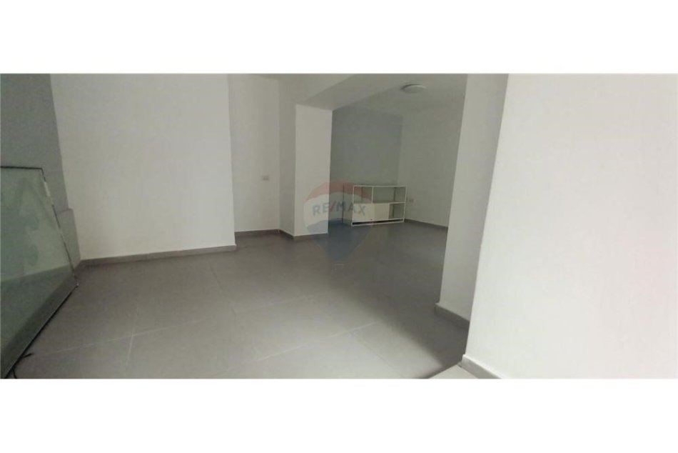Tirane, shitet Kati 0, 36 m² 90.000 € (Dyqan ne Shitje tek Shallvaret)
