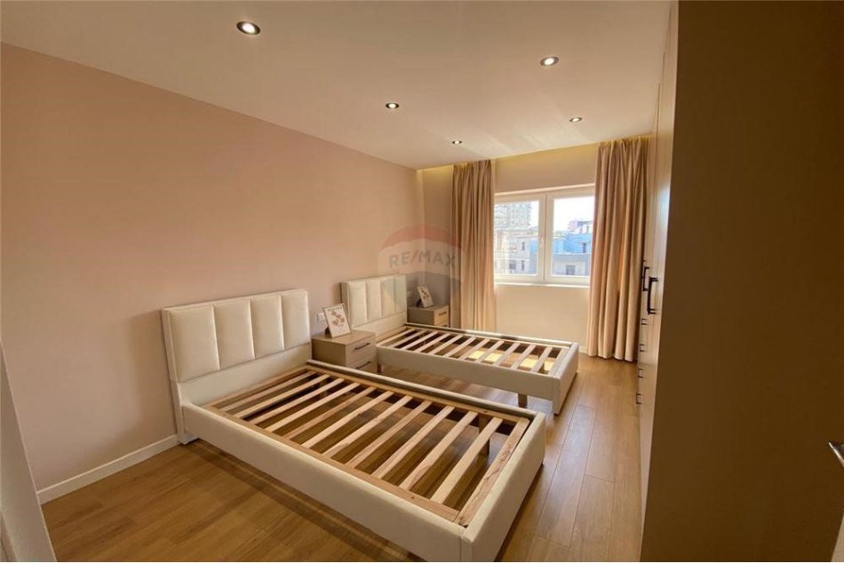Tirane, shitet apartament 2+1 Kati 5, 75 m² 166.500 € (Shitet Apartamen 2+1+40 m verande Mine Peza)