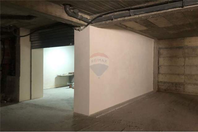Vlore, shitet garazh Kati -1, 30 m² 16.000 Euro (Rruga Cajupi)