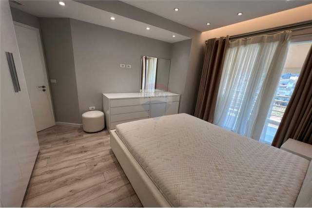Tirane, shitet apartament 1+1+BLK Kati 8, 84 m² 143.000 Euro (Komuna Parisit)