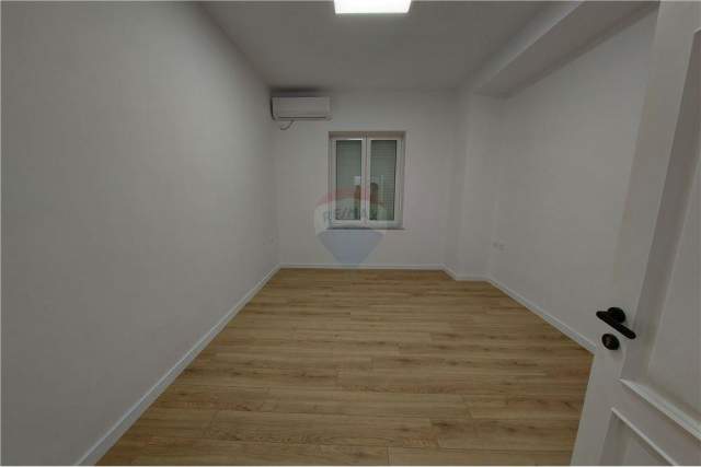 Tirane, jepet me qera zyre Kati 3, 100 m² 950 Euro (Reshit Collaku , Shallvaret)