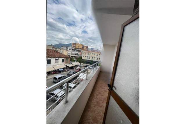 Tirane, jepet me qera apartament 1+1 Kati 3, 70 m² 400 Euro (rrug ae Dibres)