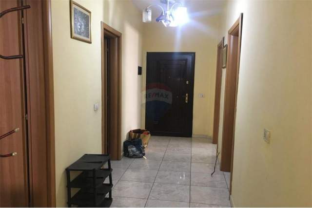Tirane, jepet me qera apartament 1+1 Kati 5, 83 m² 300 Euro (Laprake)