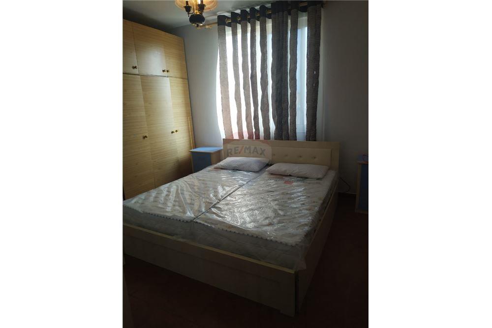 Shitet Apartament 1+1 tek Ish Restorant Durresi