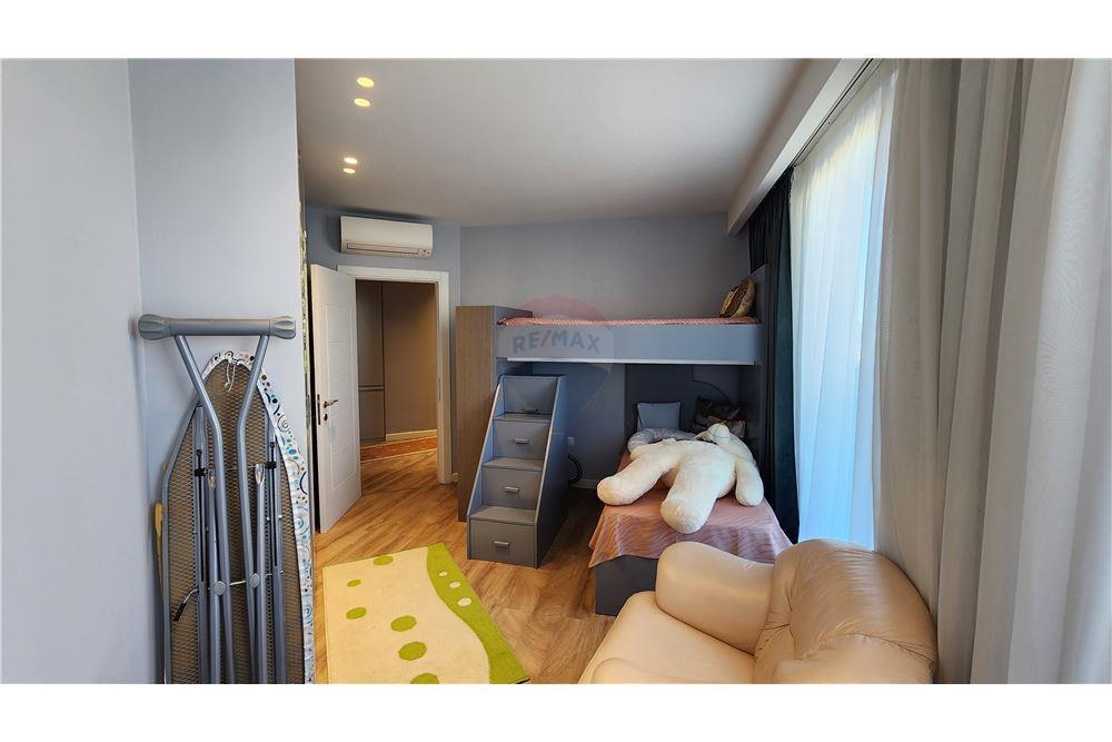 Jepet me Qera apartament luksoz 2+1+2 poste parkimi tek RRuga Barrikadave-Qender