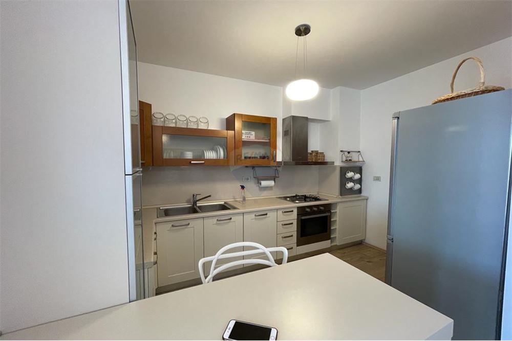 Apartament per qira 2+1+2 tek Liceu Artistik 1300 Euro/Muaj