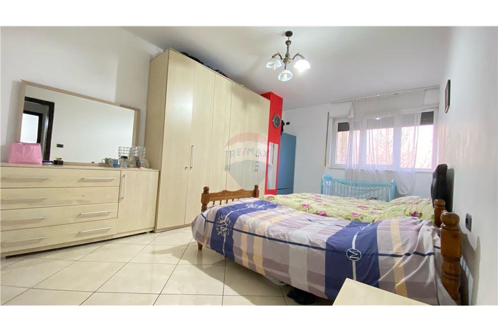 Shitet Apartament 2+1 tek Xhamlliku
