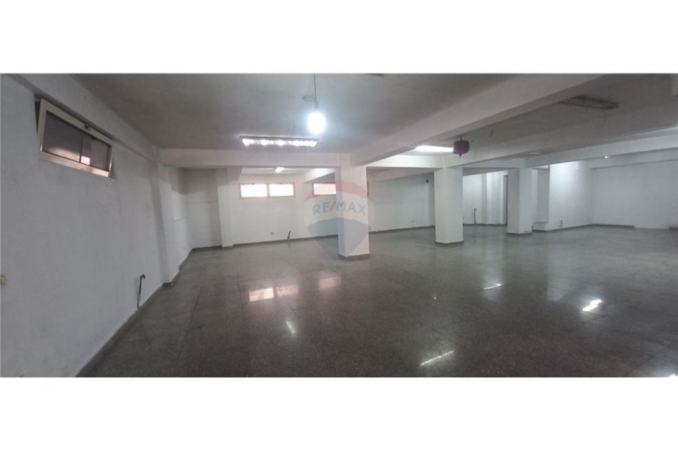 Tirane, jepet me qera ambjent biznesi , Kati -1, 200 m² 1,500 € (Mine Peza,Kafe Flora)