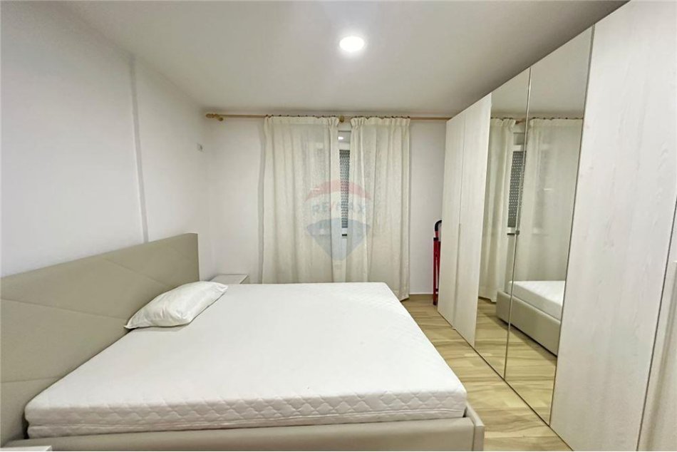 Tirane, jepet me qera apartament 2+1+Ballkon Kati 1, 70 m² 500 € (21 Dhjetori)