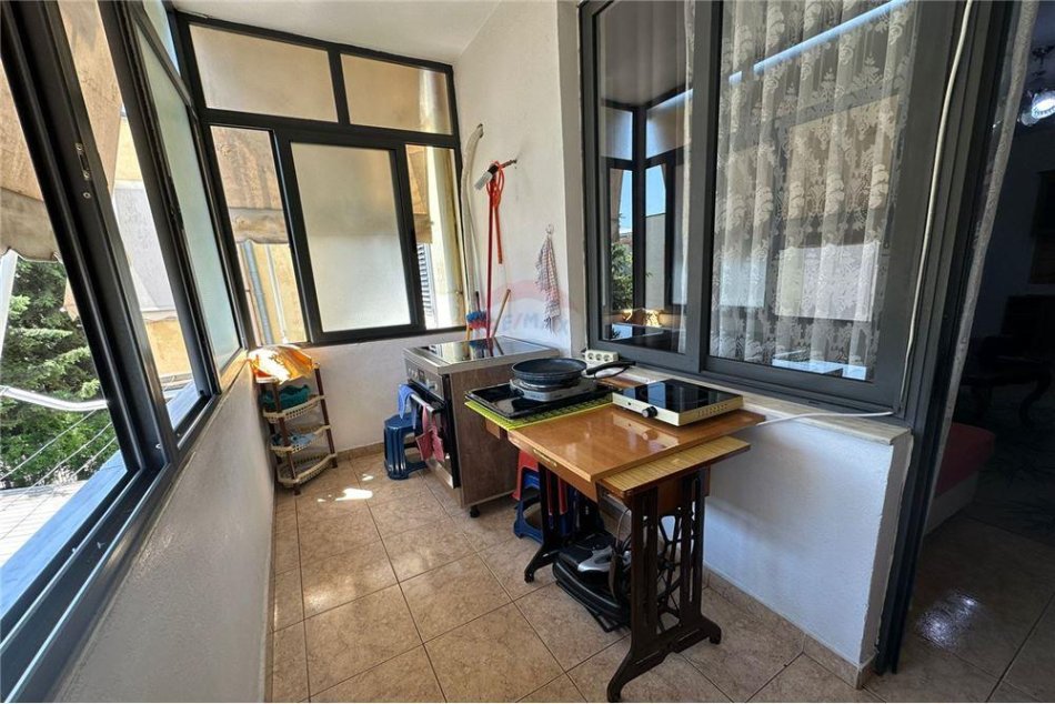 Tirane, shitet apartament 1+1 Kati 3, 65 m² 90.000 € (rruga e dibres)